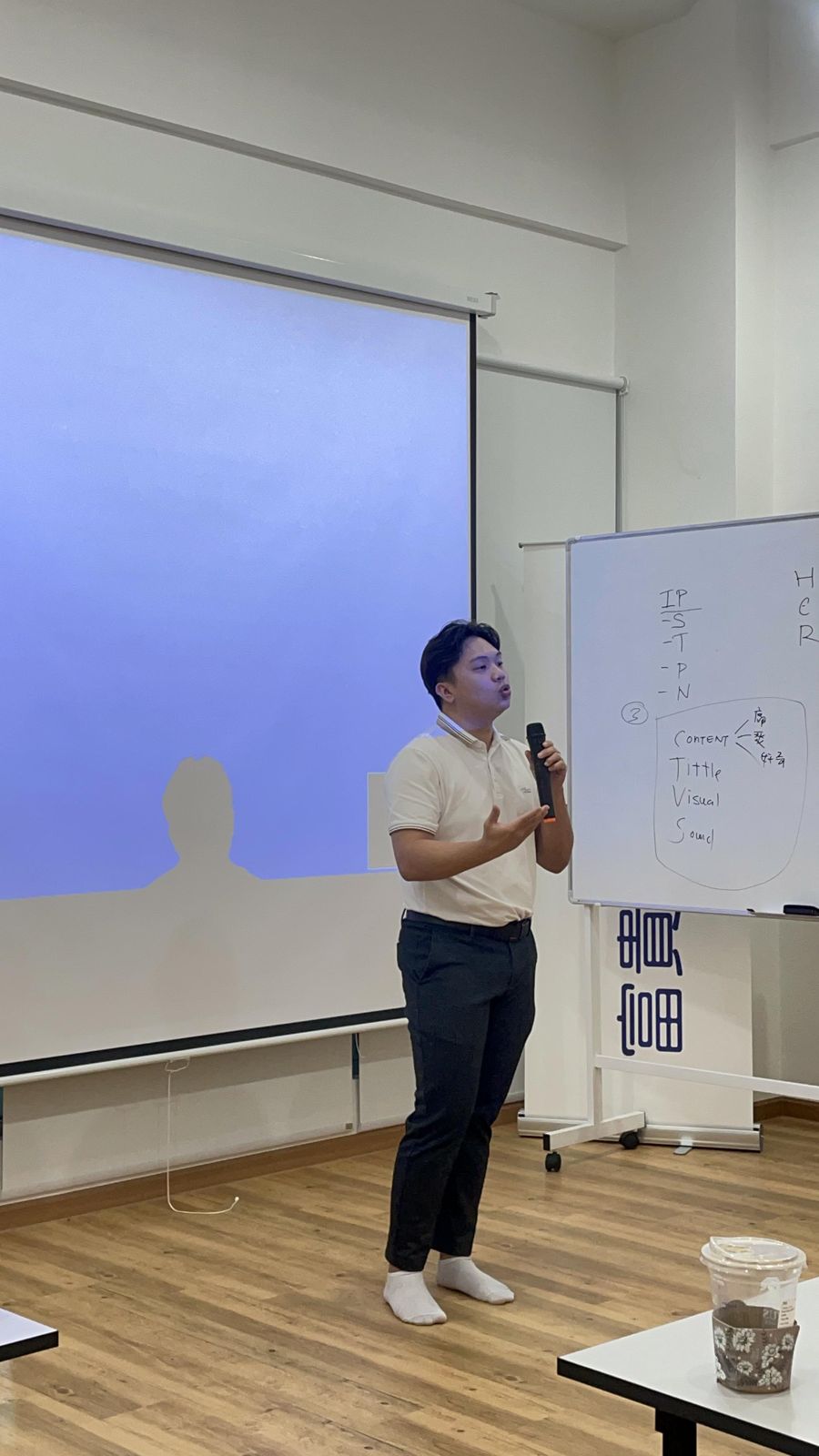 Winfred 在课堂上讲解内容营销